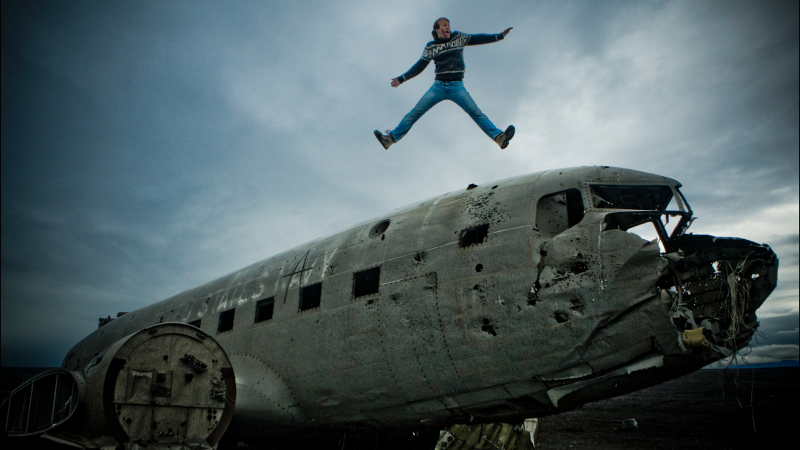 Illustration for article titled Haunting Photos Of A Plane Crash Untouched For 40 Years